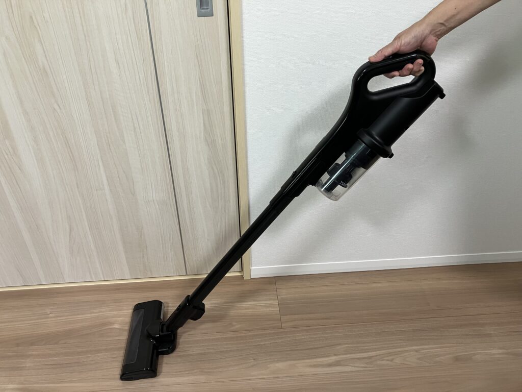 スティック掃除機を使っている様子