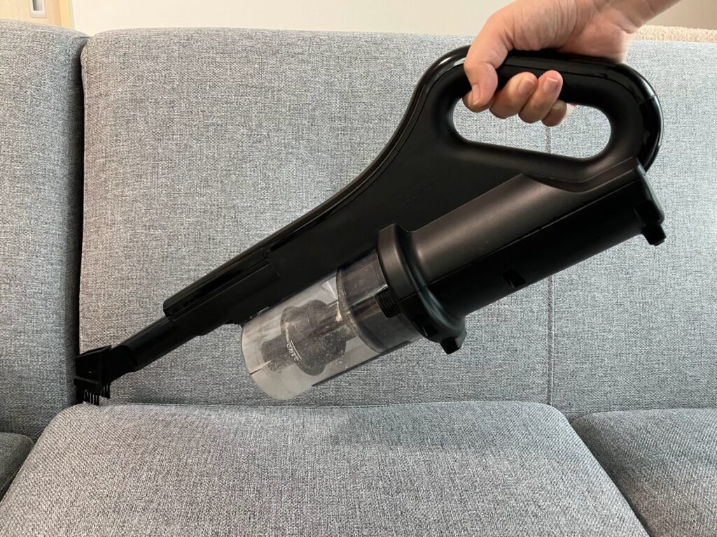 すき間ノズルをつけて使っている様子