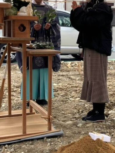 榊をお供えしている様子