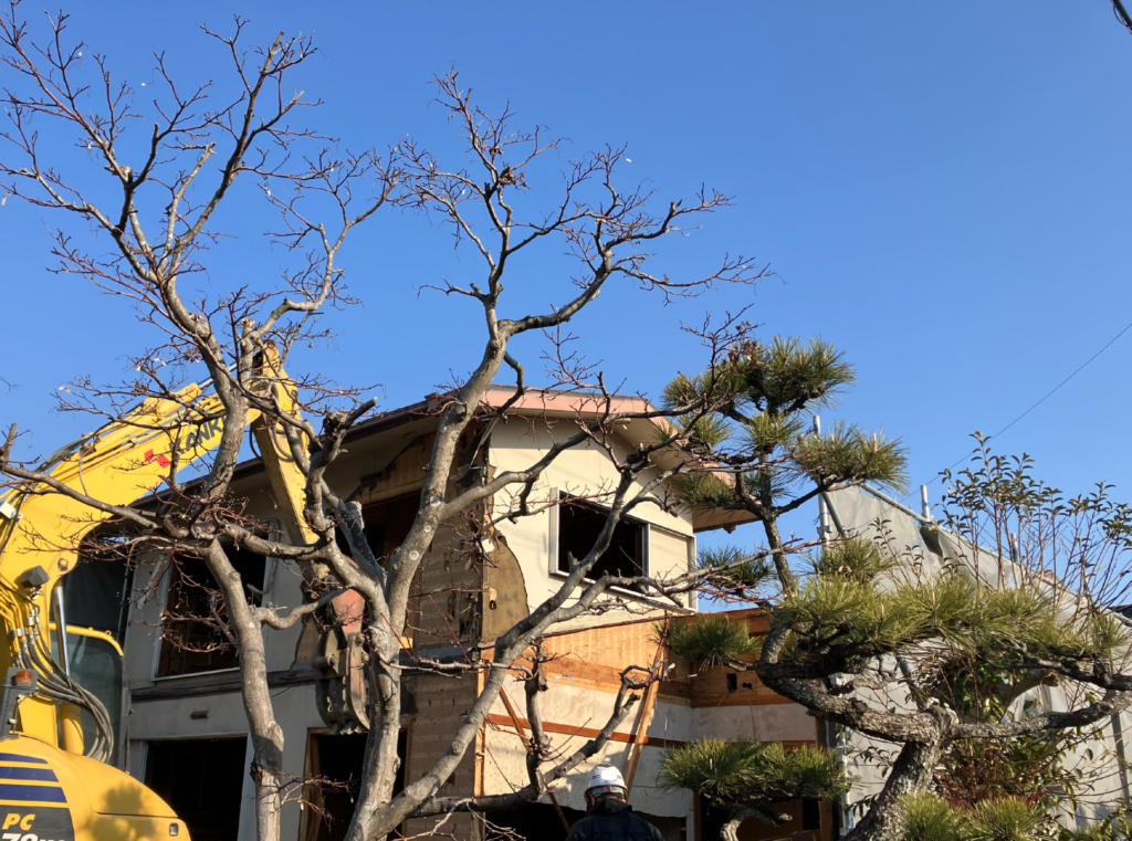 旧家を解体している様子