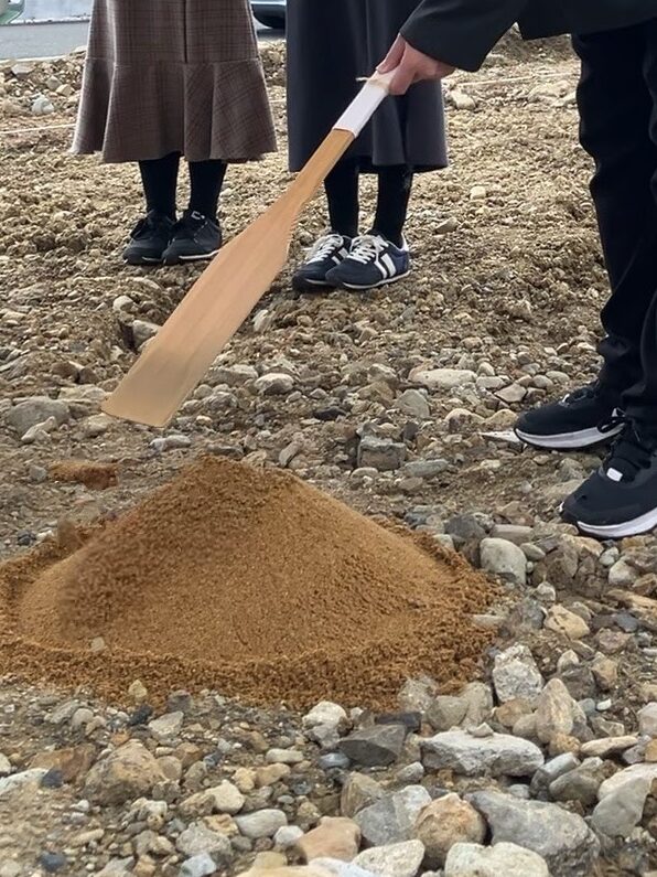 地鎮で鍬入れをする様子