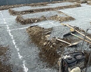 土を掘削し、鉄筋などを組む準備が完了した状態