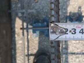 主筋の太さを確認している写真