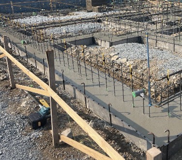 ベースコンクリートの流し込みが完了した様子