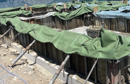 コンクリートの急激な乾燥を避けるために養生している様子