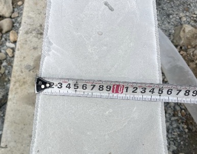 基礎の幅が規定以上になっていることを確認している様子