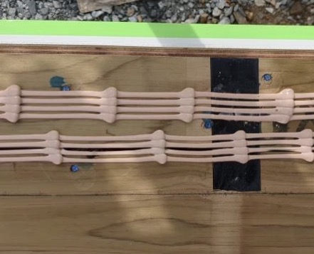 接着剤を塗布している様子