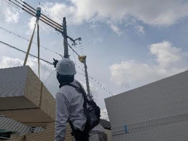 吊り荷が安定していることを確認している様子