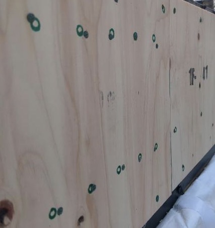 釘打ち箇所がマーキングされている様子