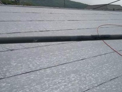 屋根に防水シートが施工されている様子