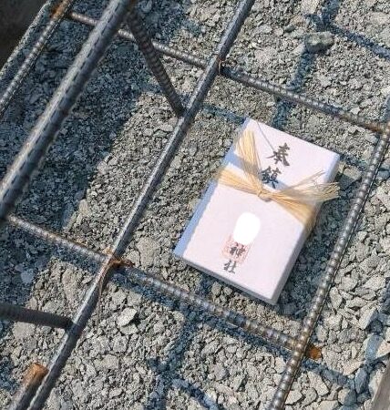 鎮め物を基礎下に埋納している様子