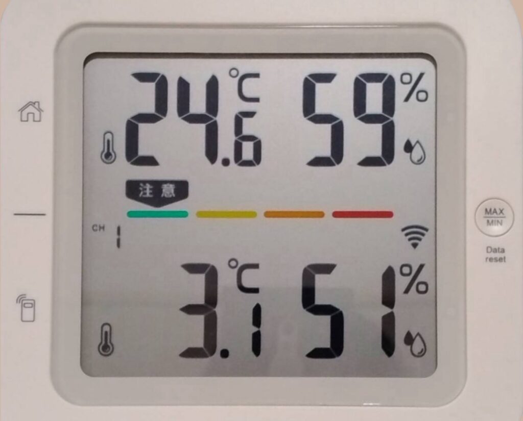 一条工務店の家が外は3℃でも室内は24℃を保って暖かいことがわかる温度計の写真