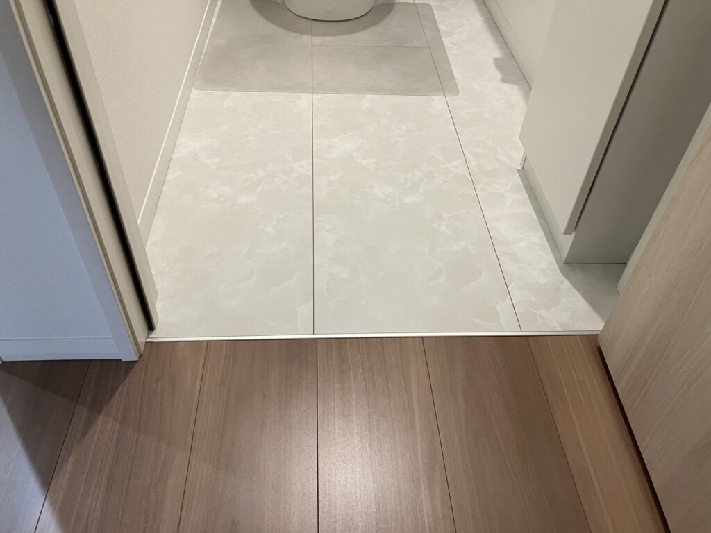 一条工務店の家のトイレに入るドア部分の仕切りにはほとんど段差はない