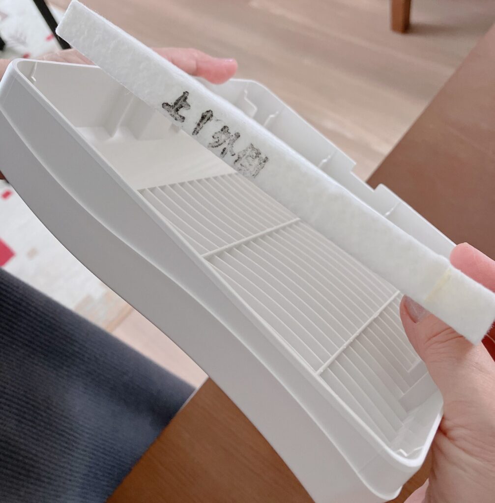 給気口のフィルターをセットする向きを説明した画像