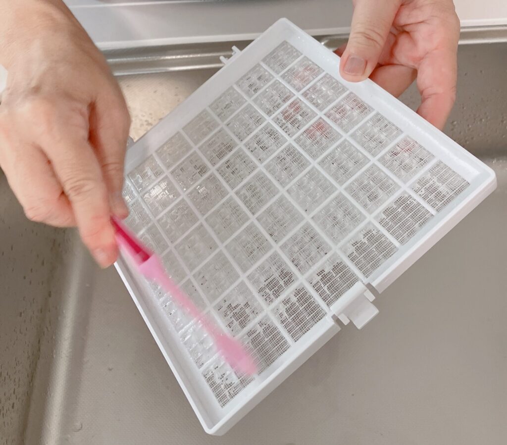 排気口のフィルターを水洗いしている様子の画像