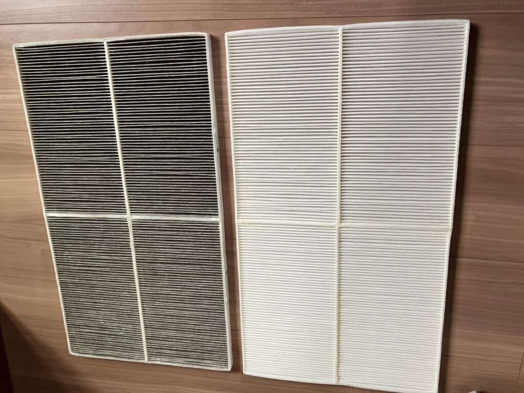 ロスガードの1年使ったフィルターの汚れ具合を、新品のフィルターと比較した画像